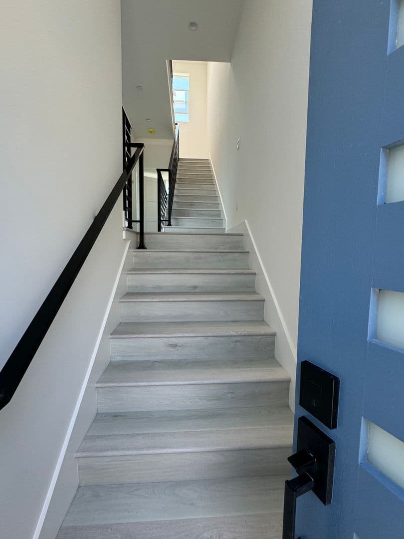 Inglewood Townhome: 419 S Eucalyptus Ave - D