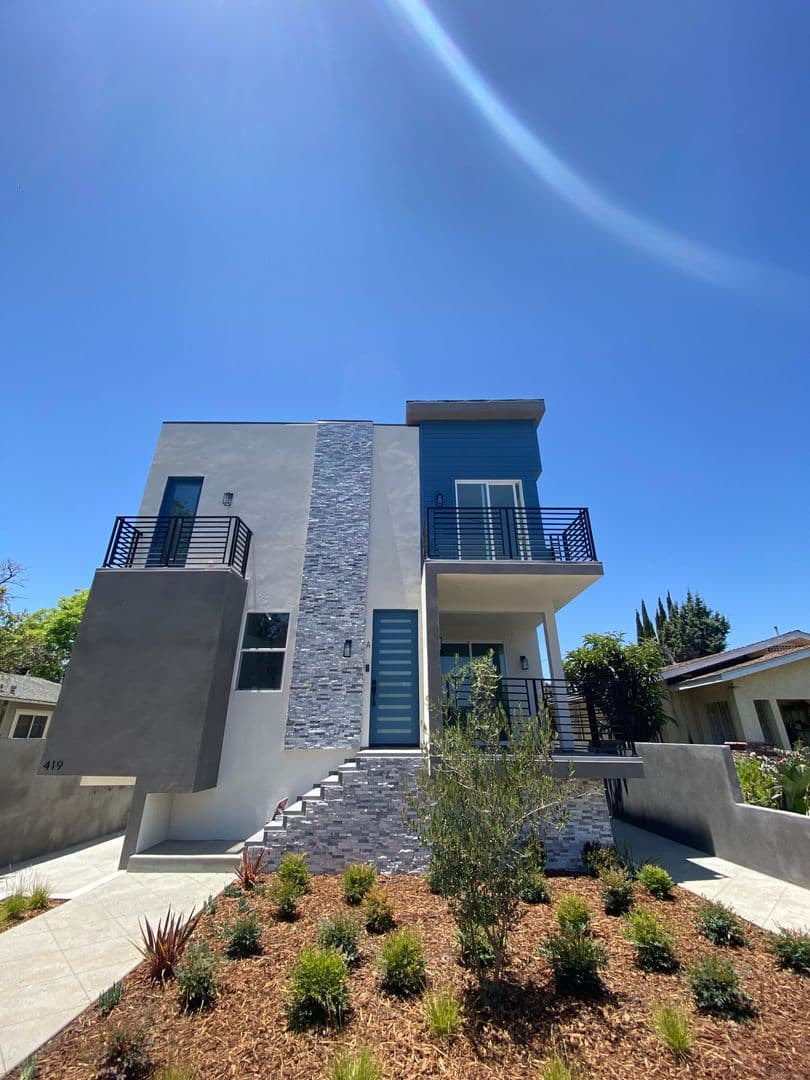 Inglewood Townhome: 419 S Eucalyptus Ave - D
