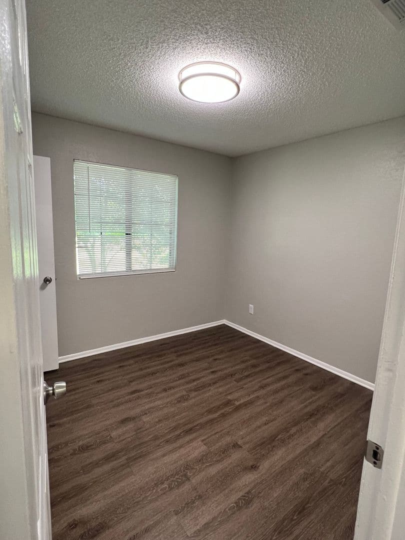 Lutz Apartment: 2010 E 148th Ave