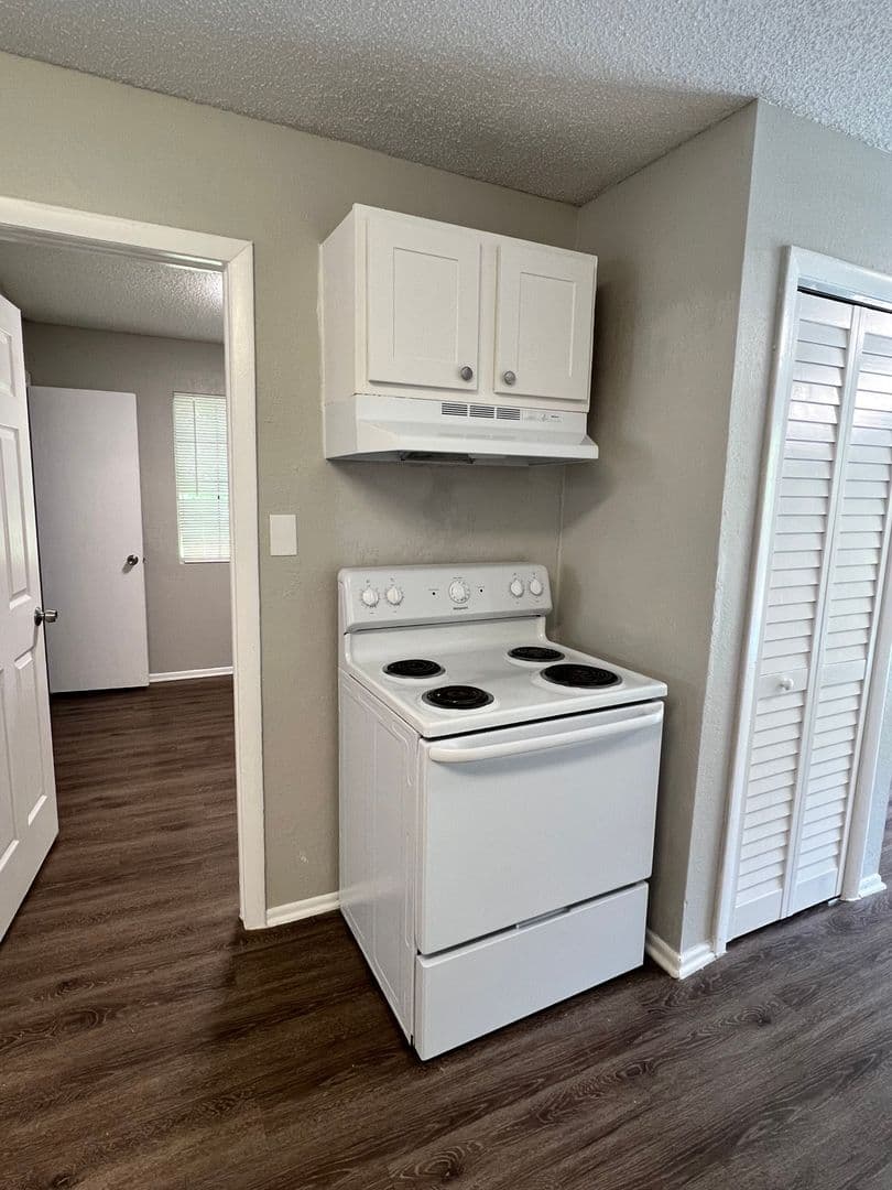 Lutz Apartment: 2010 E 148th Ave
