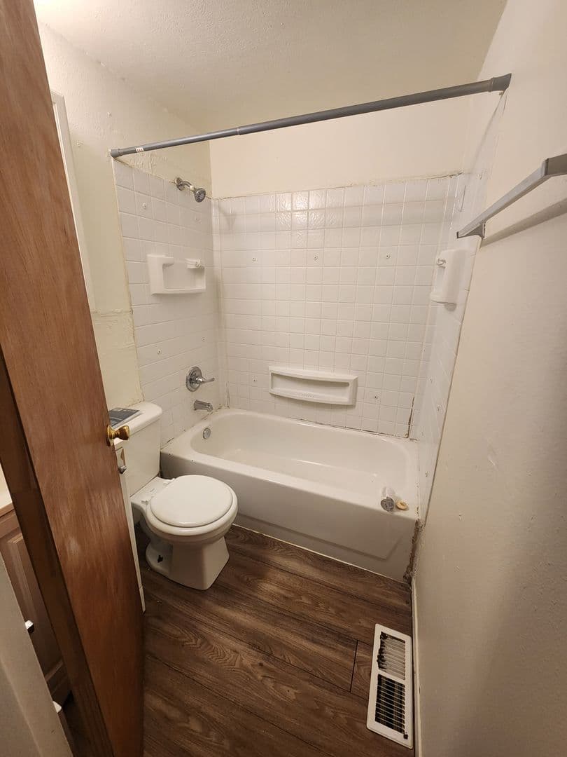Greeley Apartment: 300/302 16th Avenue Court