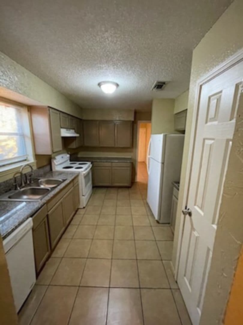 Fort Worth Apartment: 3402 Colonial Dr