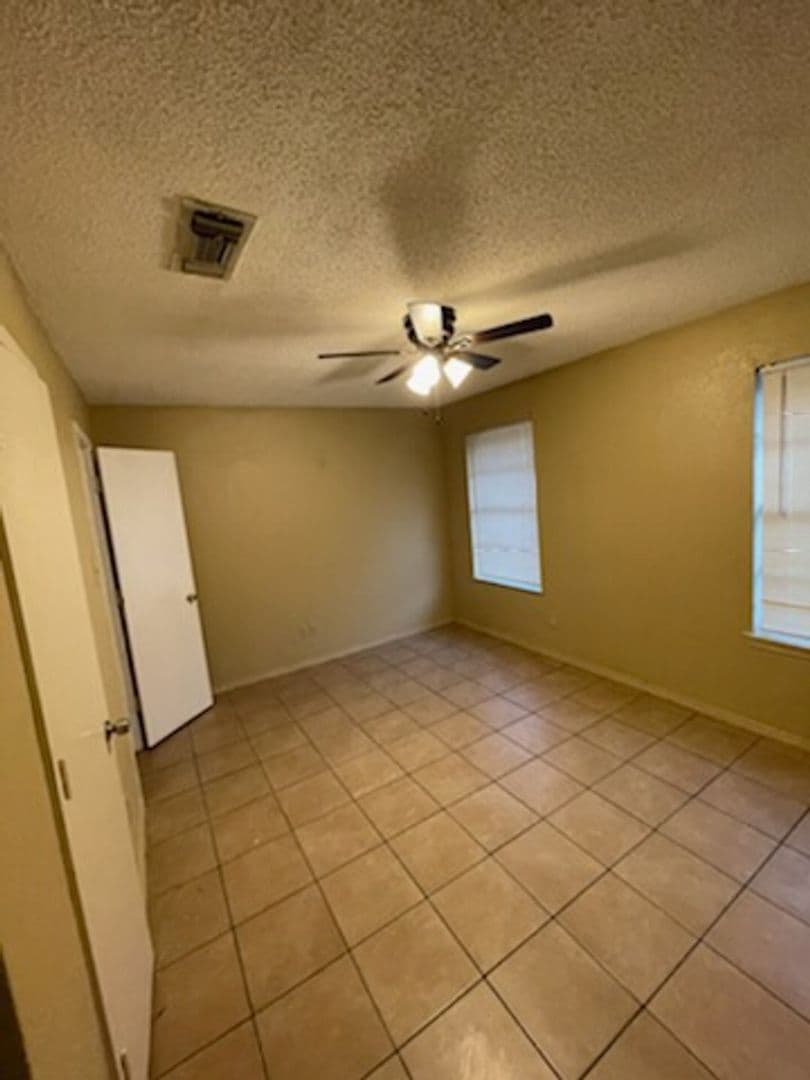 Fort Worth Apartment: 3402 Colonial Dr