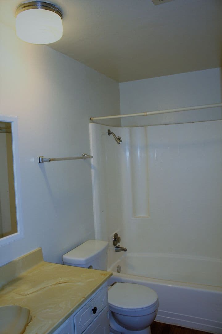 Salem Apartment: 255 Myers Street S
