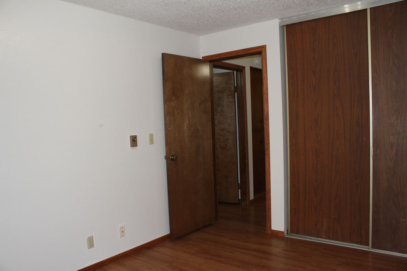 Salem Apartment: 255 Myers Street S