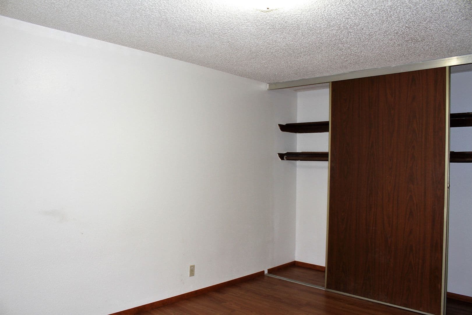 Salem Apartment: 255 Myers Street S