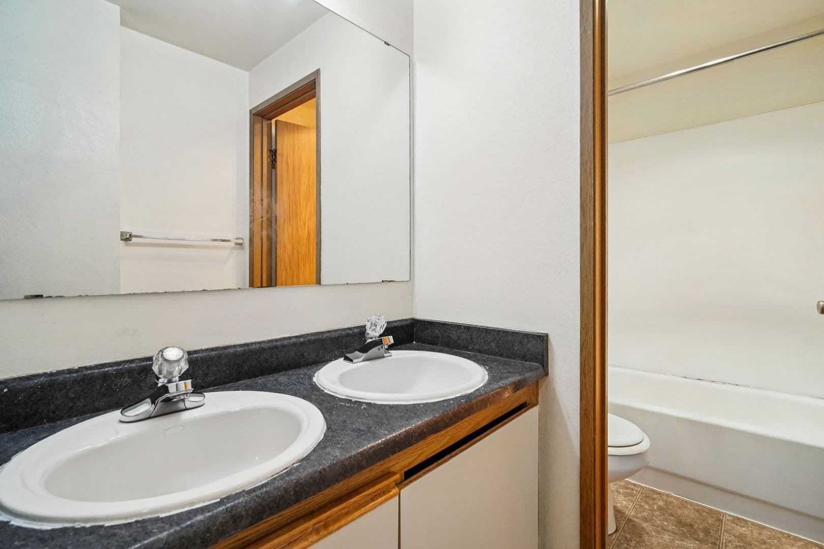 Seattle Apartment: 5021 Brooklyn Avenue NE