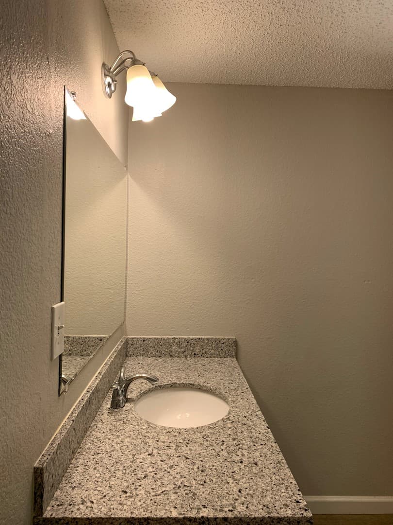 Seattle Apartment: 4327 8th Avenue NE