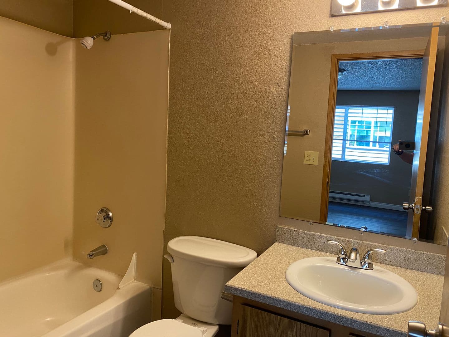 Seattle Apartment: 4327 8th Avenue NE