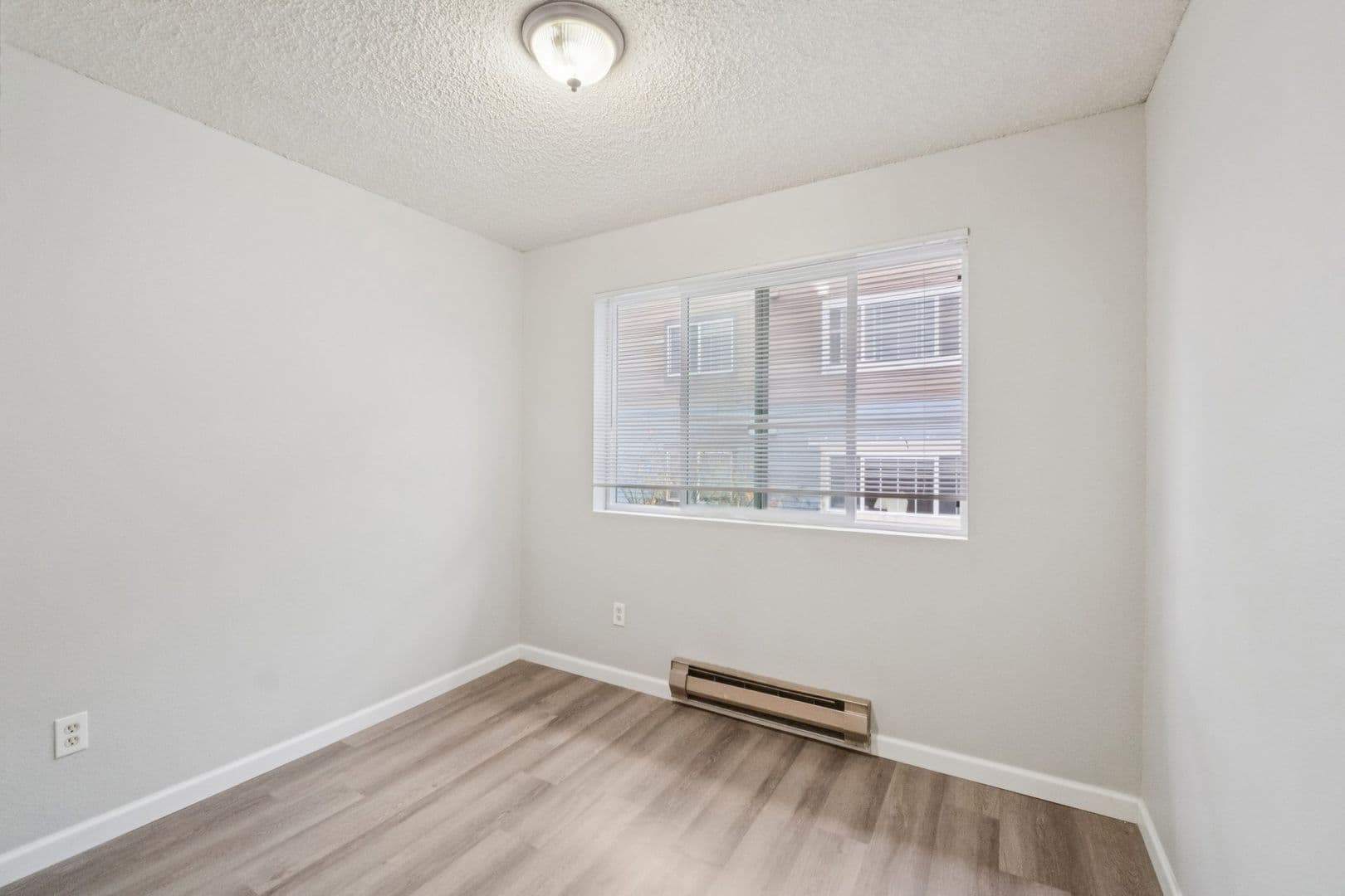Seattle Apartment: 4327 8th Avenue NE
