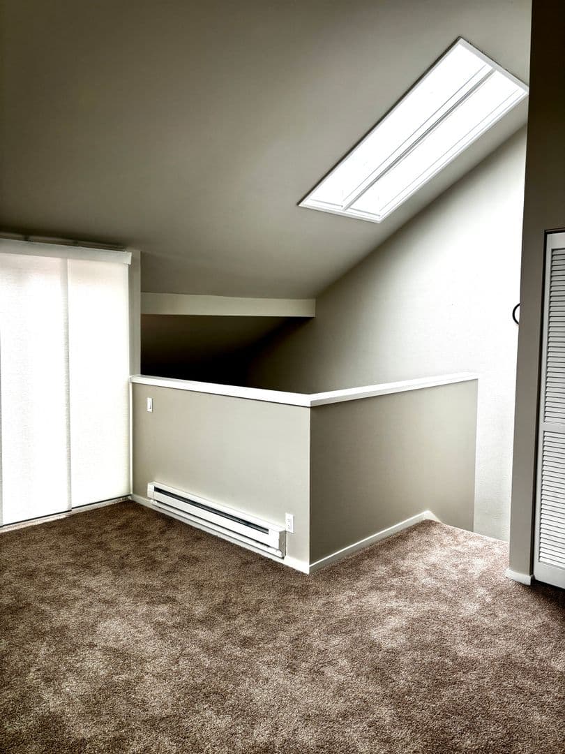 Seattle Apartment: 700 NE 42nd Street