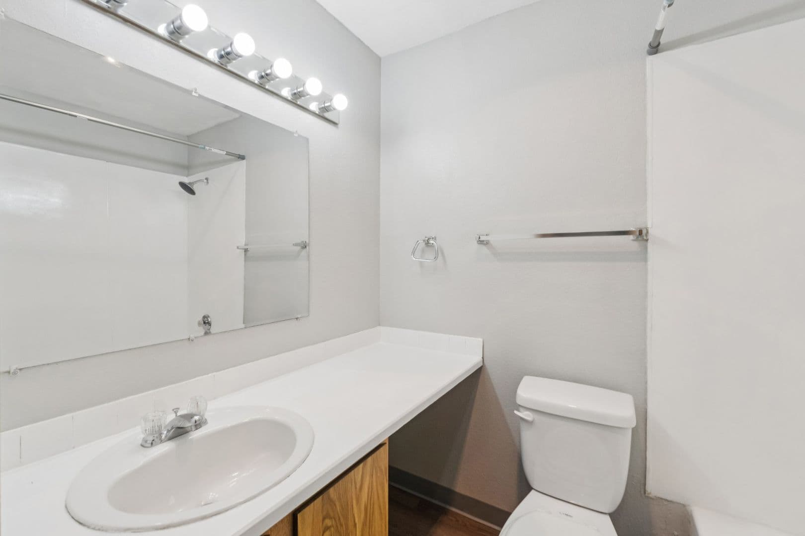 Seattle Apartment: 4327 8th Avenue NE