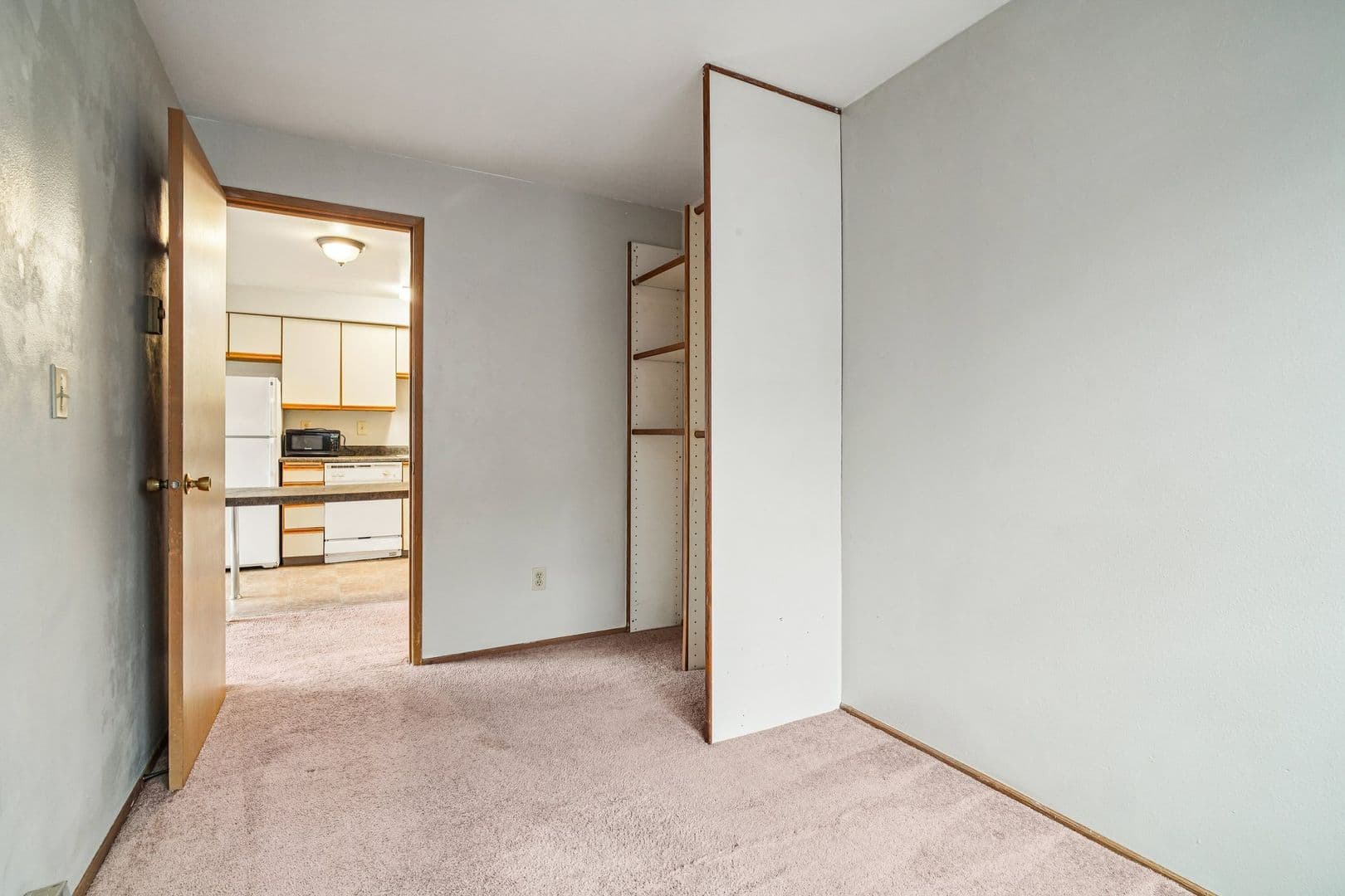 Seattle Apartment: 5021 Brooklyn Avenue NE