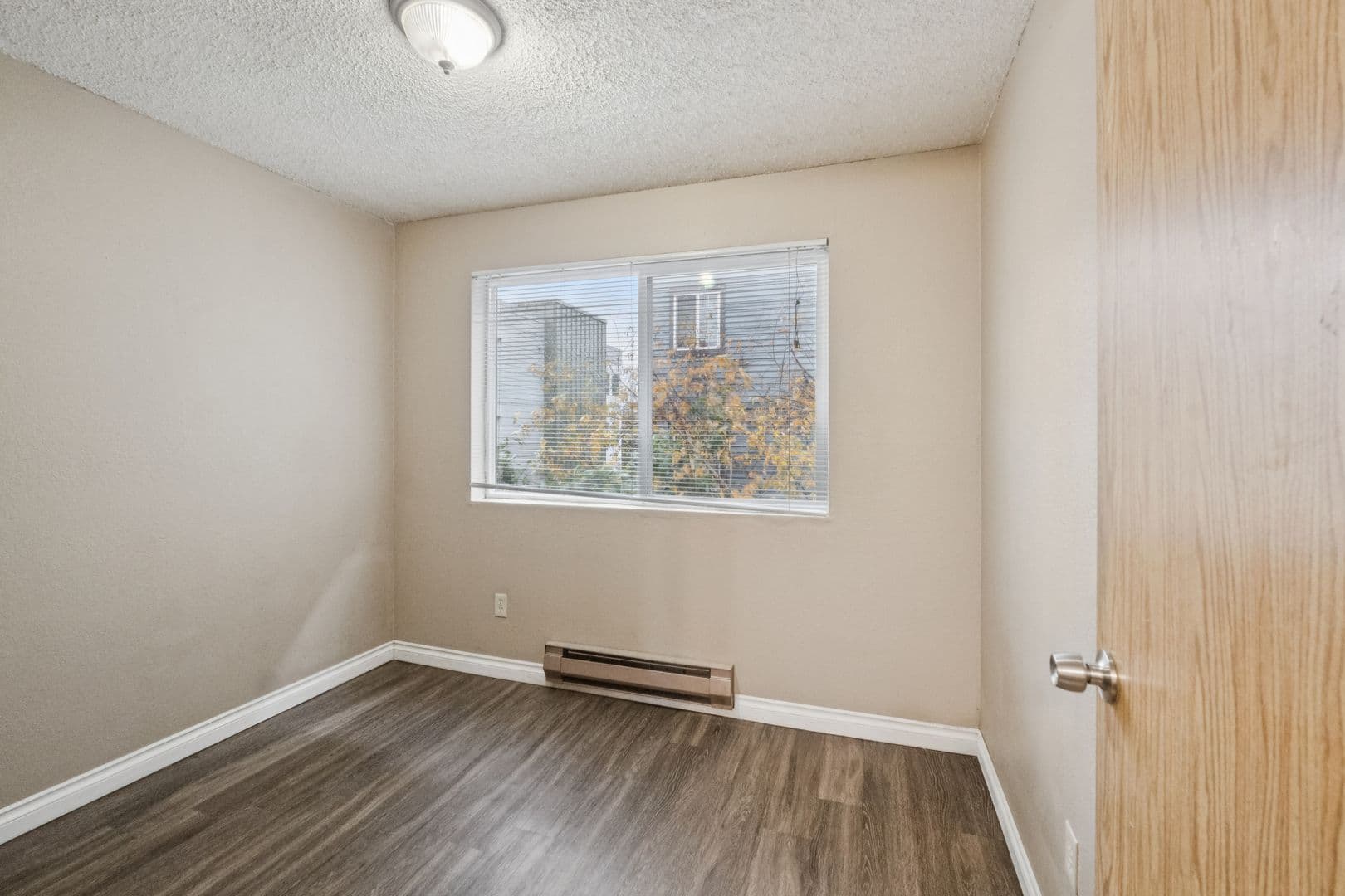 Seattle Apartment: 4327 8th Avenue NE