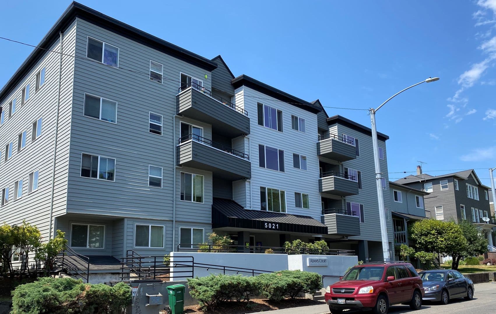Seattle Apartment: 5021 Brooklyn Avenue NE