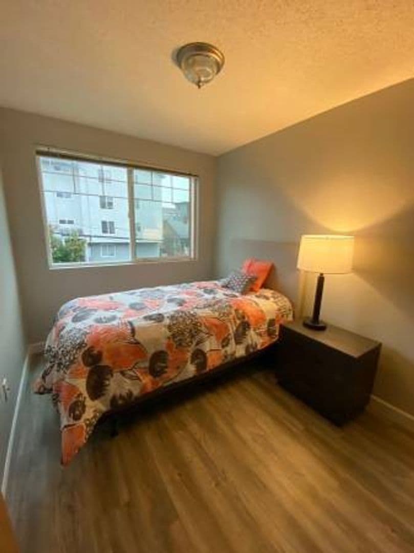 Seattle Apartment: 4327 8th Avenue NE