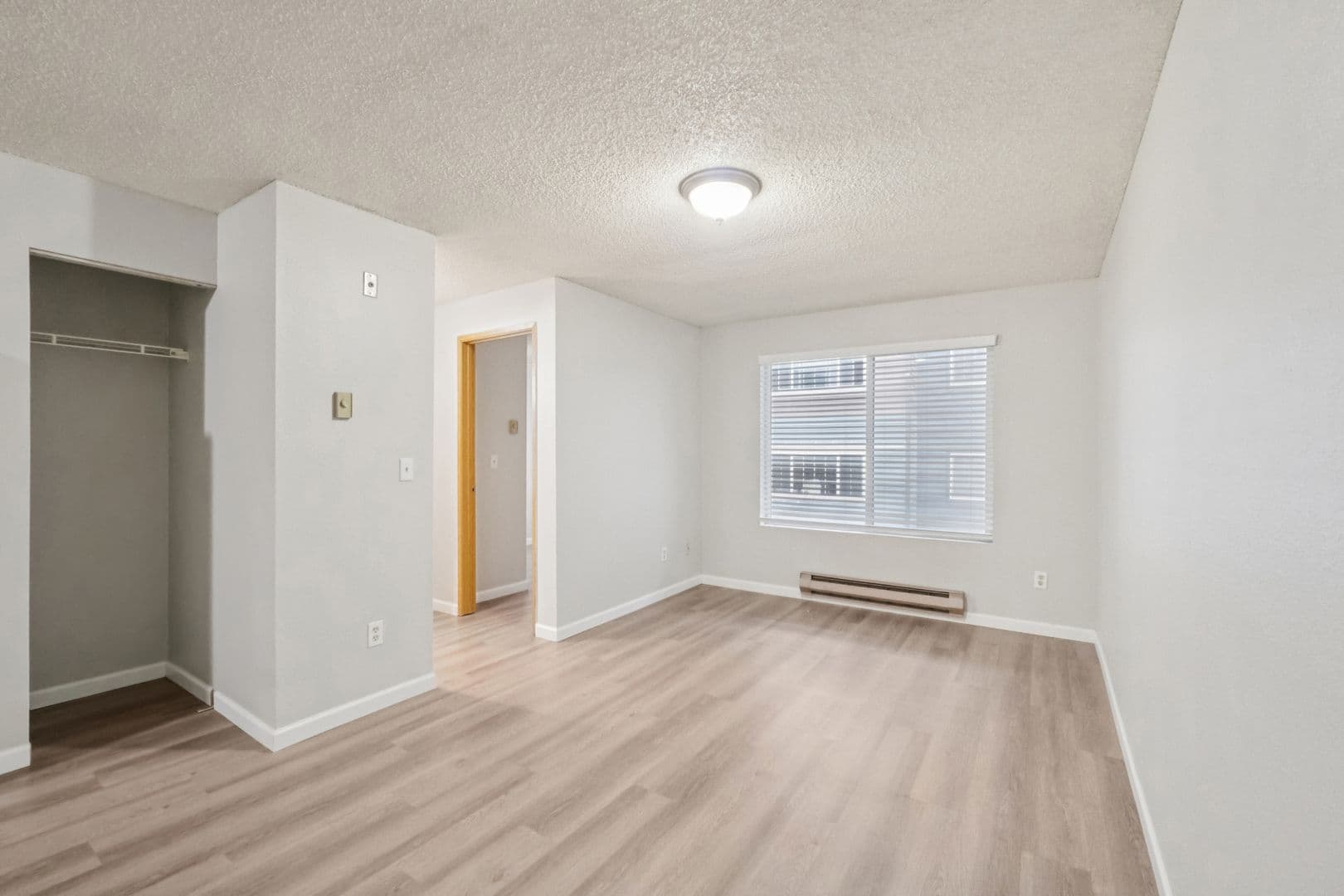 Seattle Apartment: 4327 8th Avenue NE