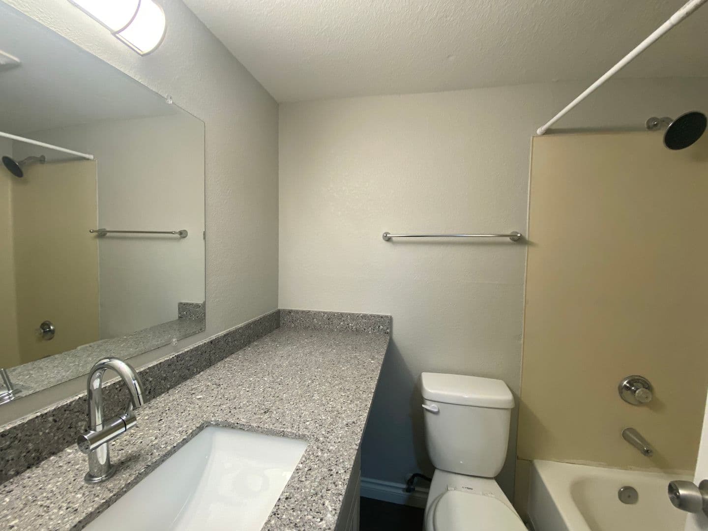 Seattle Apartment: 4327 8th Avenue NE