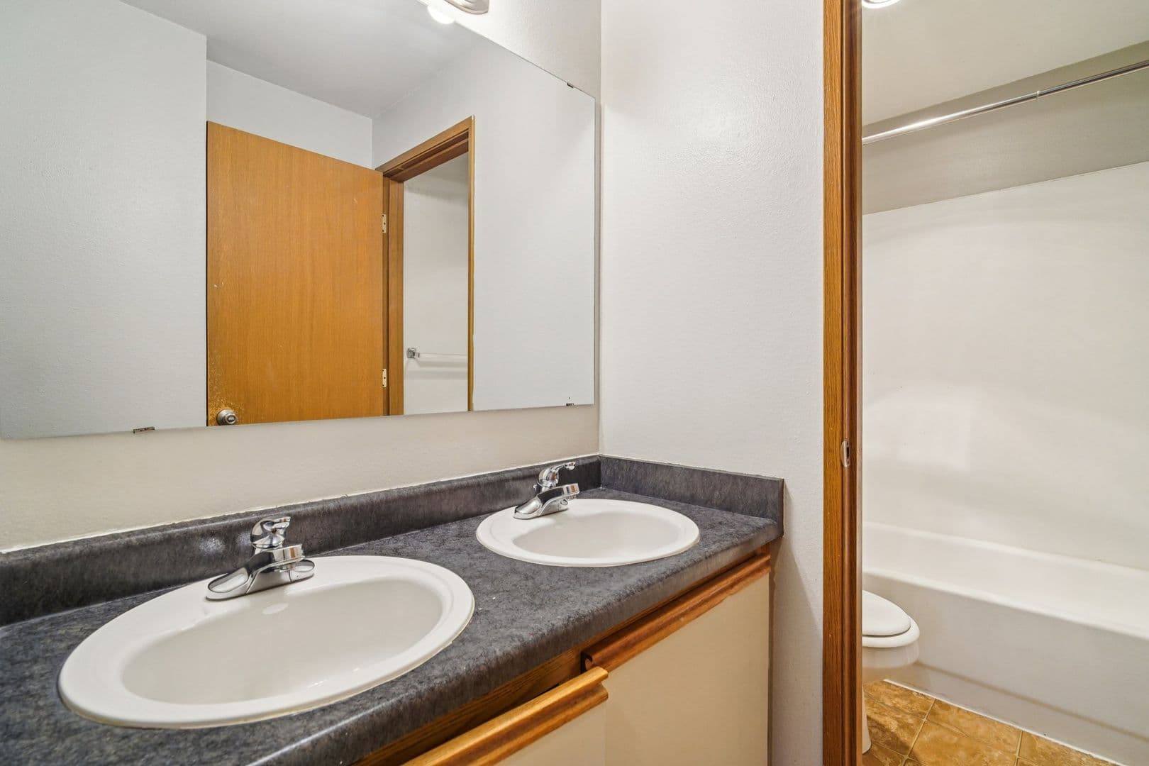 Seattle Apartment: 5021 Brooklyn Avenue NE