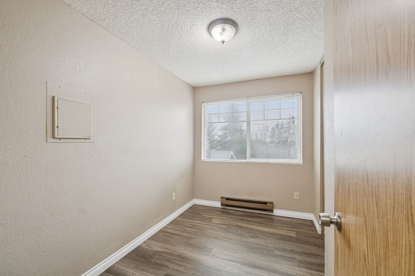Seattle Apartment: 4327 8th Avenue NE