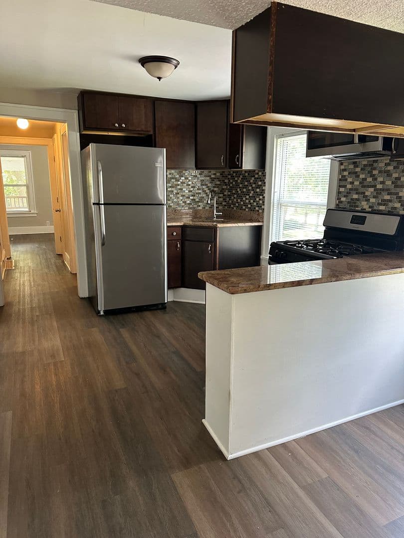Barrington Apartment: 208 E Russel st, a/k/a 417 S Cook St. Barrington IL 60047