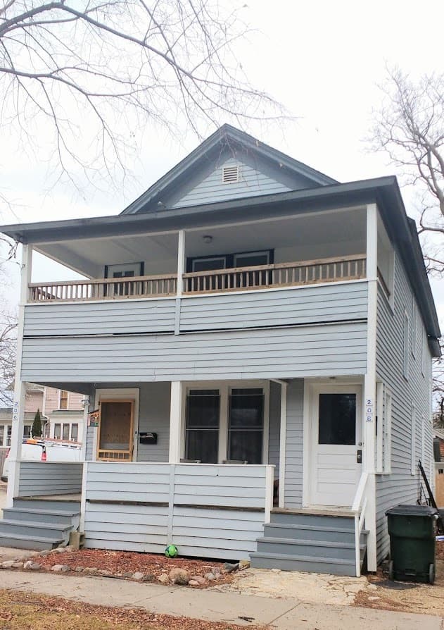 Barrington Apartment: 208 E Russel st, a/k/a 417 S Cook St. Barrington IL 60047