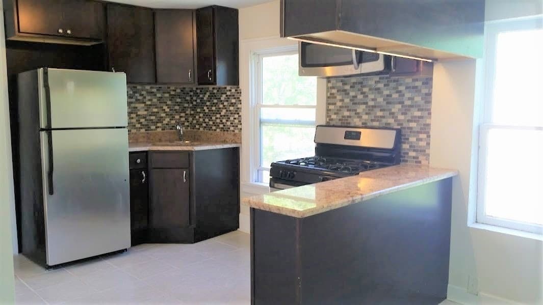 Barrington Apartment: 208 E Russel st, a/k/a 417 S Cook St. Barrington IL 60047