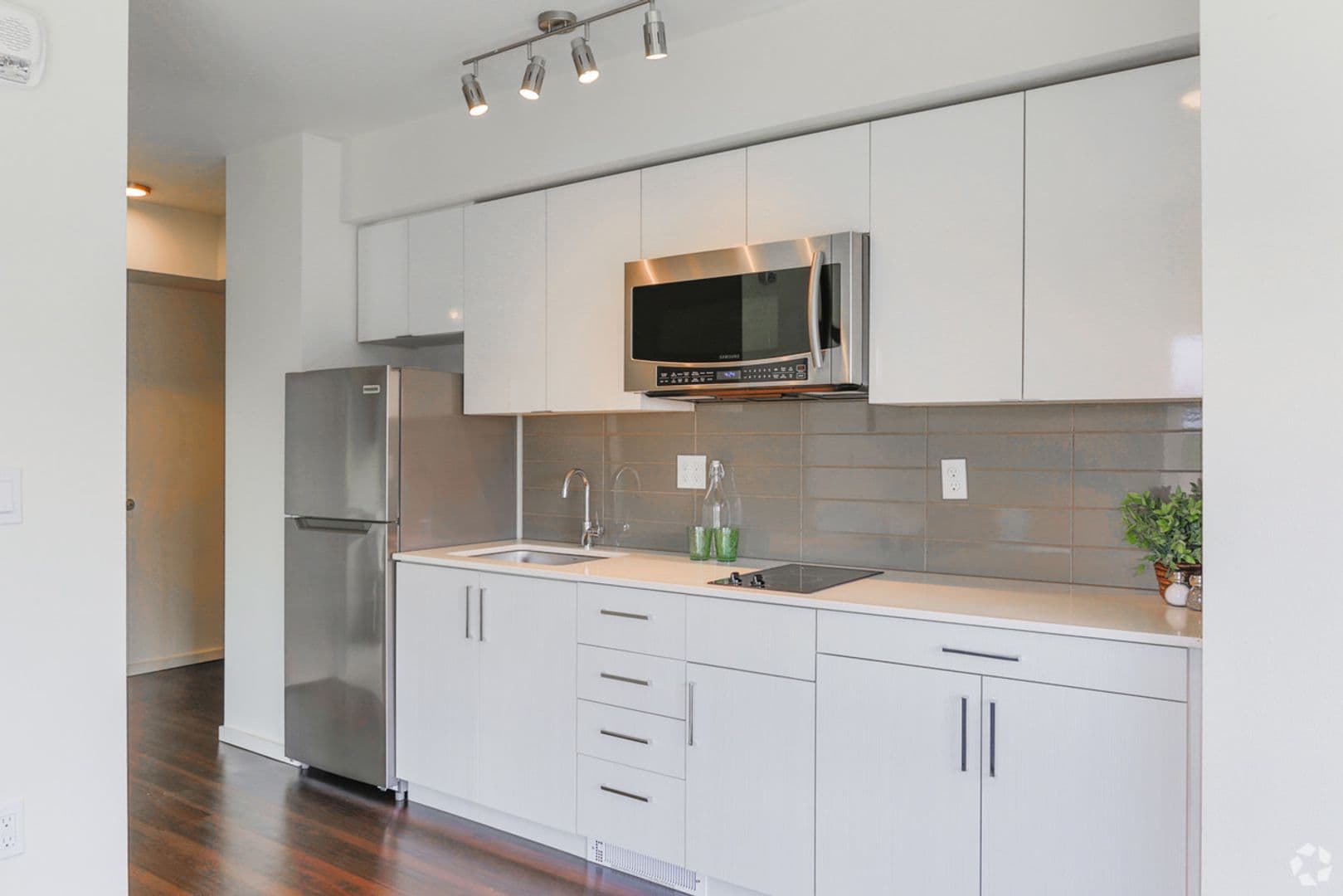 Seattle Apartment: 5001 Brooklyn Ave NE