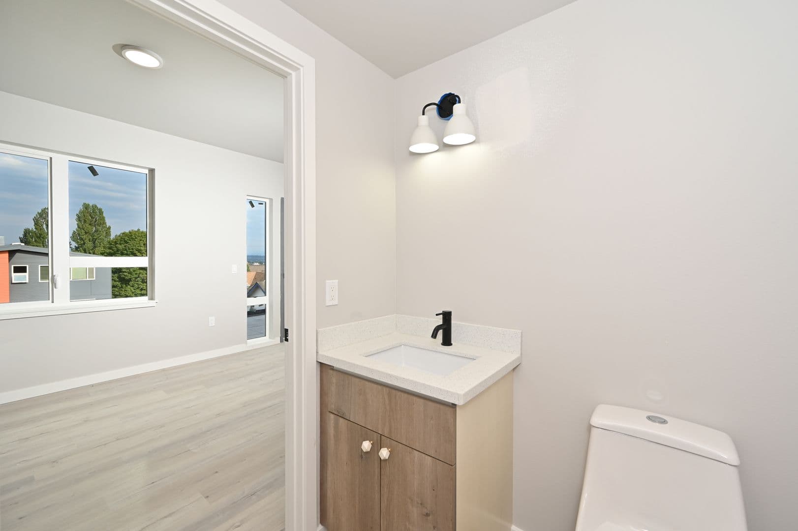 Seattle Apartment: 4730 19th Ave NE