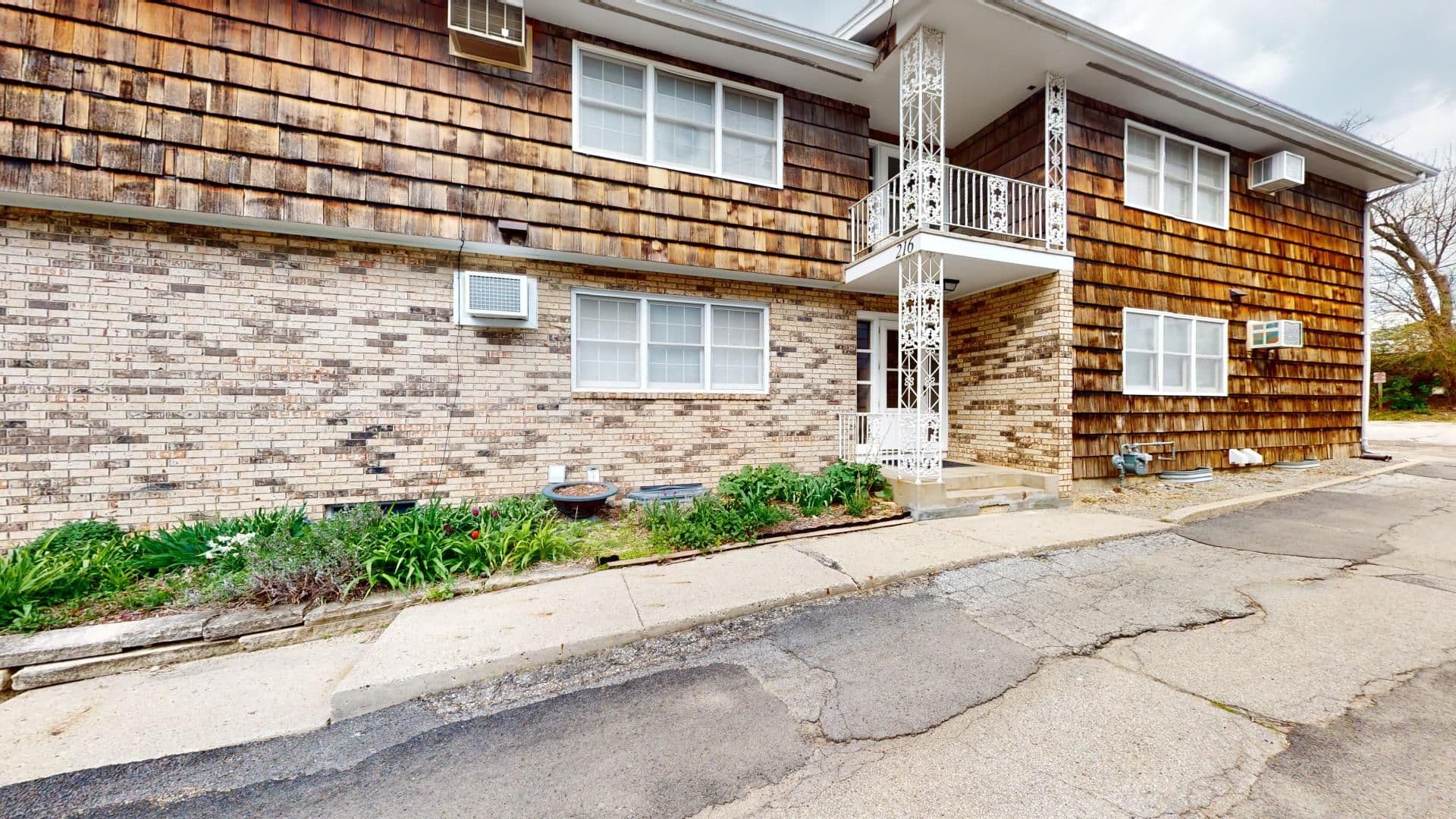 Ames Apartment: 216 Campus Avenue