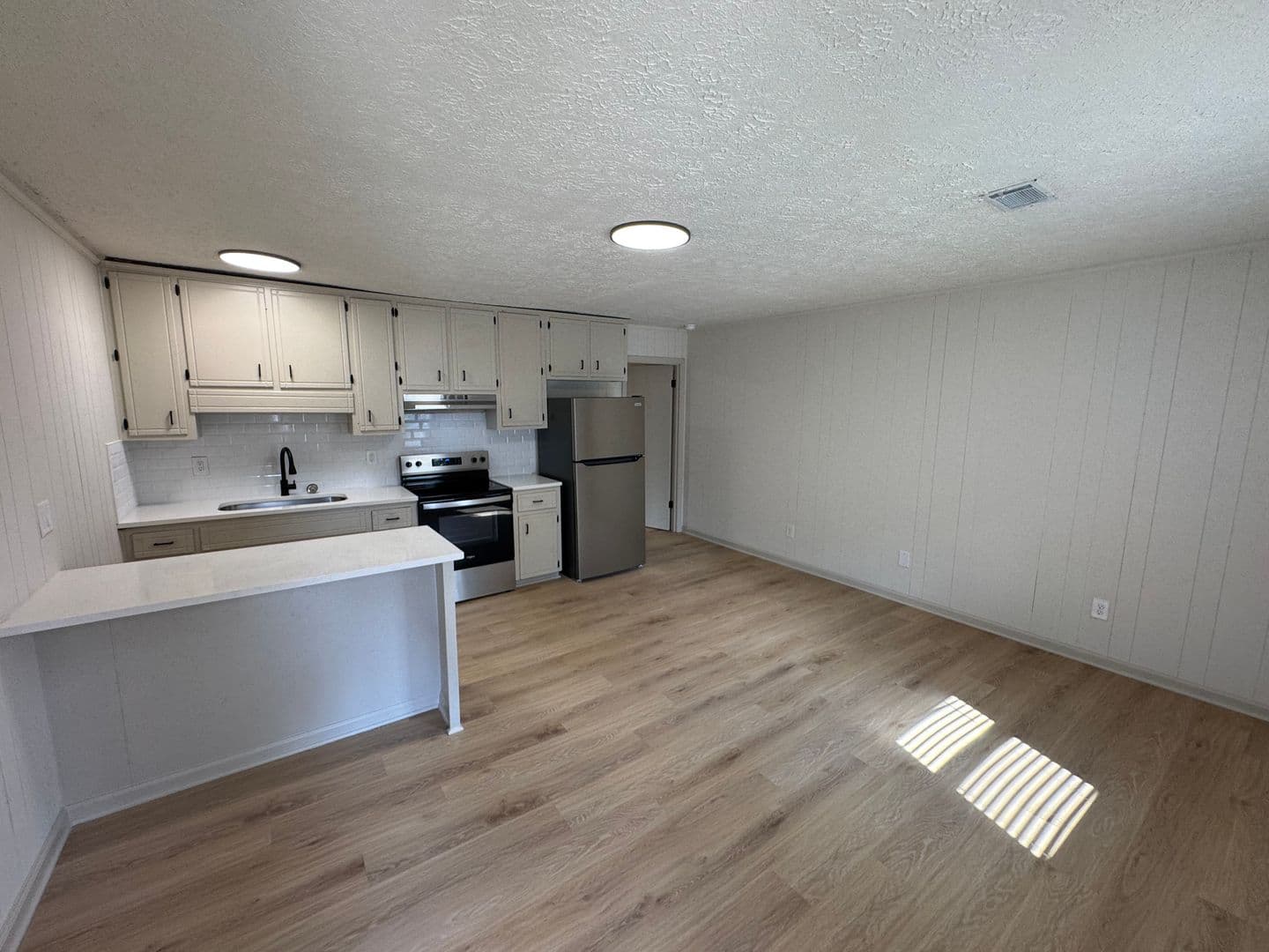 Milledgeville Apartment: 194 Lee St