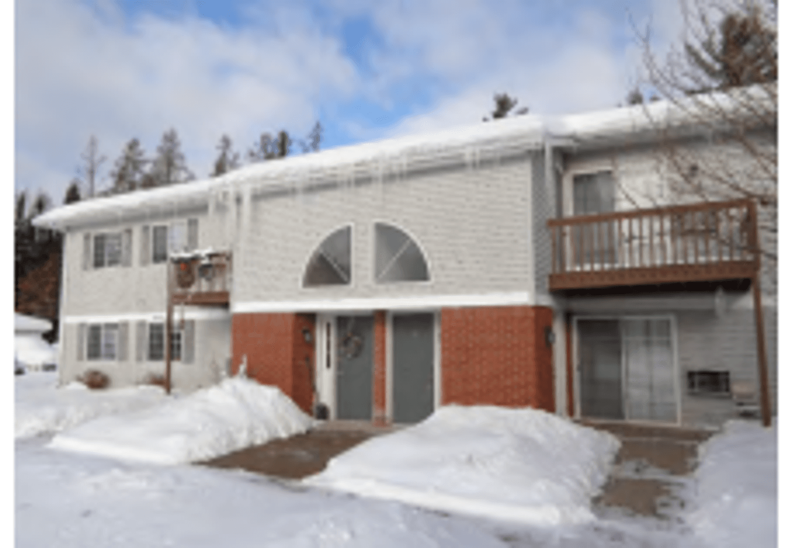 Tomahawk Apartment: 44-48 E. Birchwood Avenue