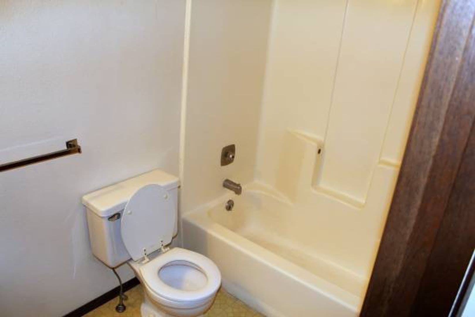 Green Bay Apartment: 1341-1347 Western Ave.