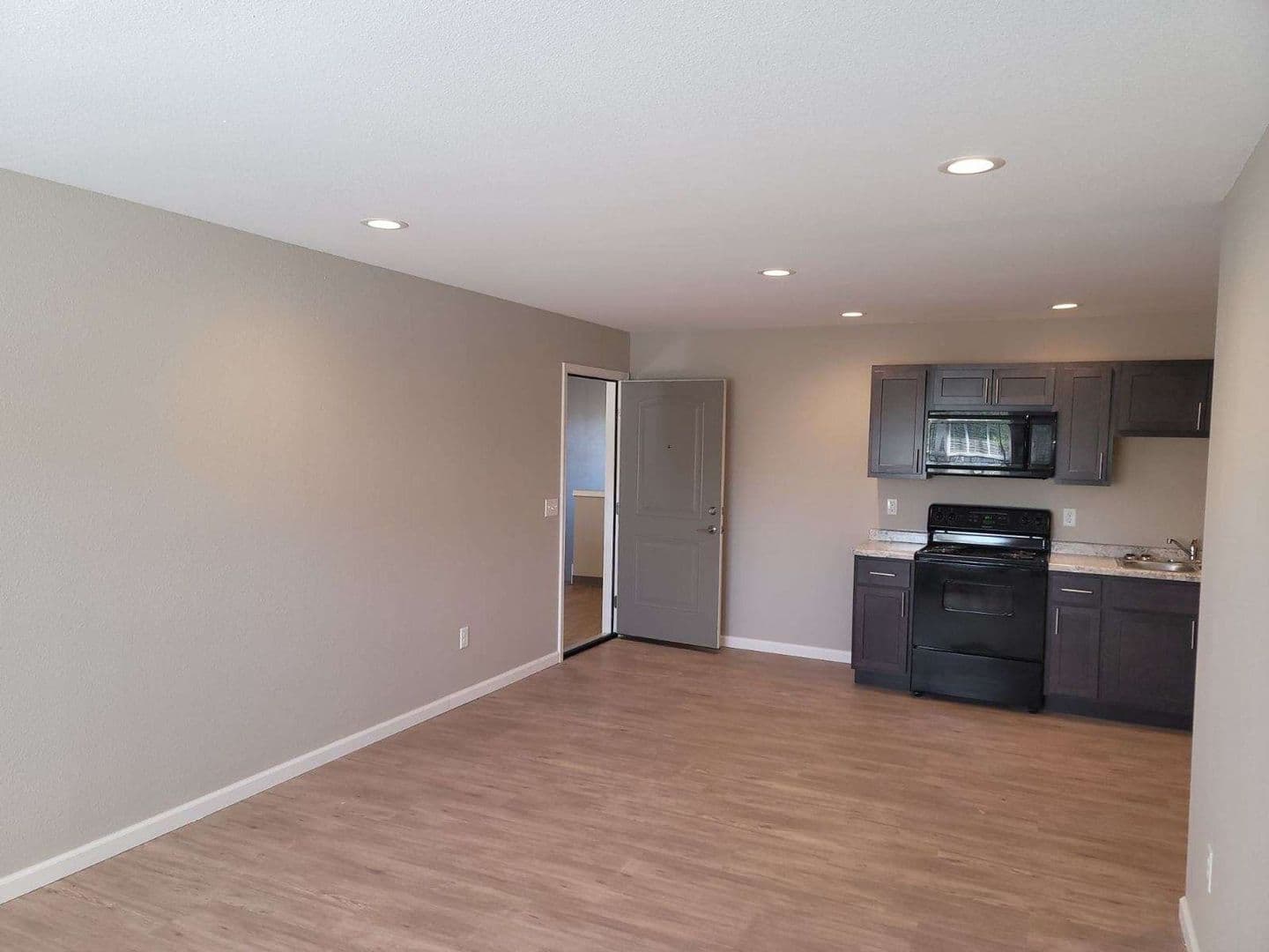 Shelbyville Apartment: 1401-1501 W. North 4th Street