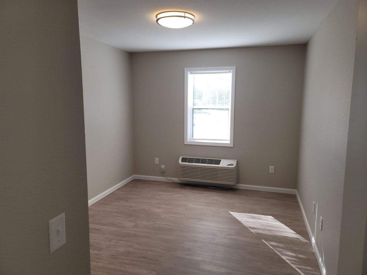 Shelbyville Apartment: 1401-1501 W. North 4th Street