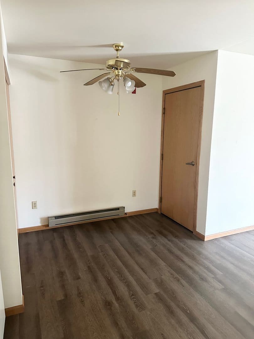 Janesville Apartment: 1900-1916 E. Racine Street