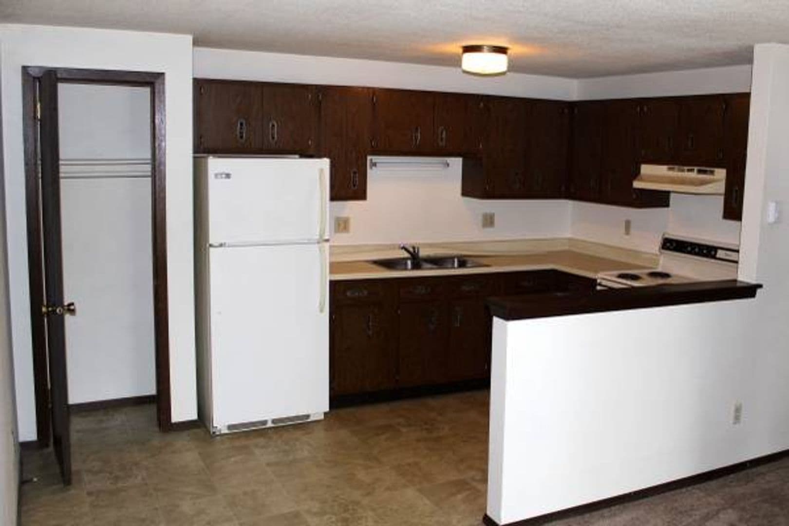Green Bay Apartment: 1341-1347 Western Ave.