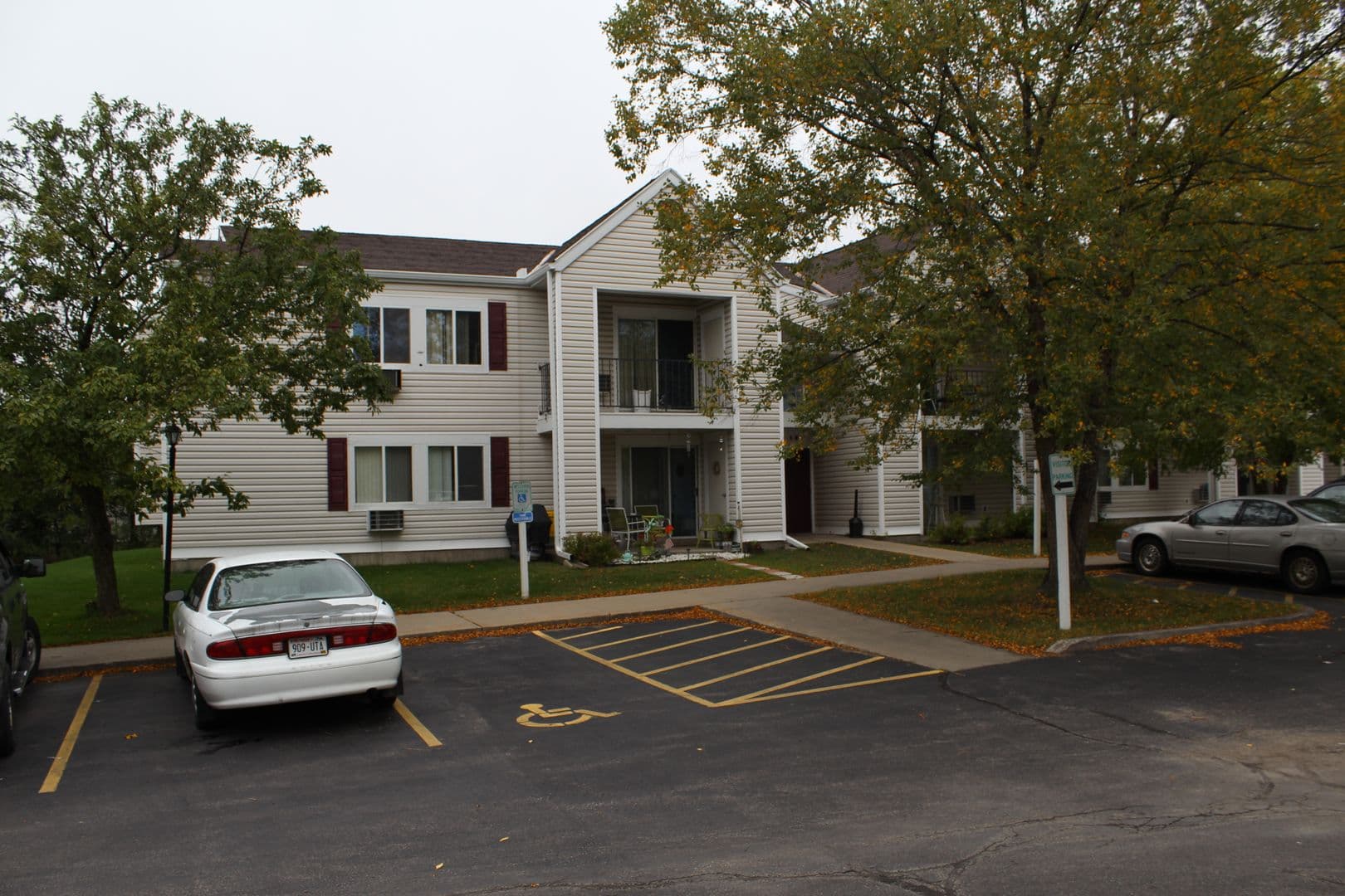 Menasha Apartment: 3001-3019 Chain Drive