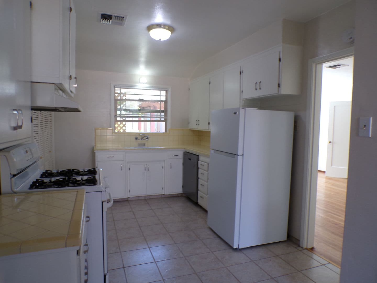 Modesto Apartment: 527 Orange Ave