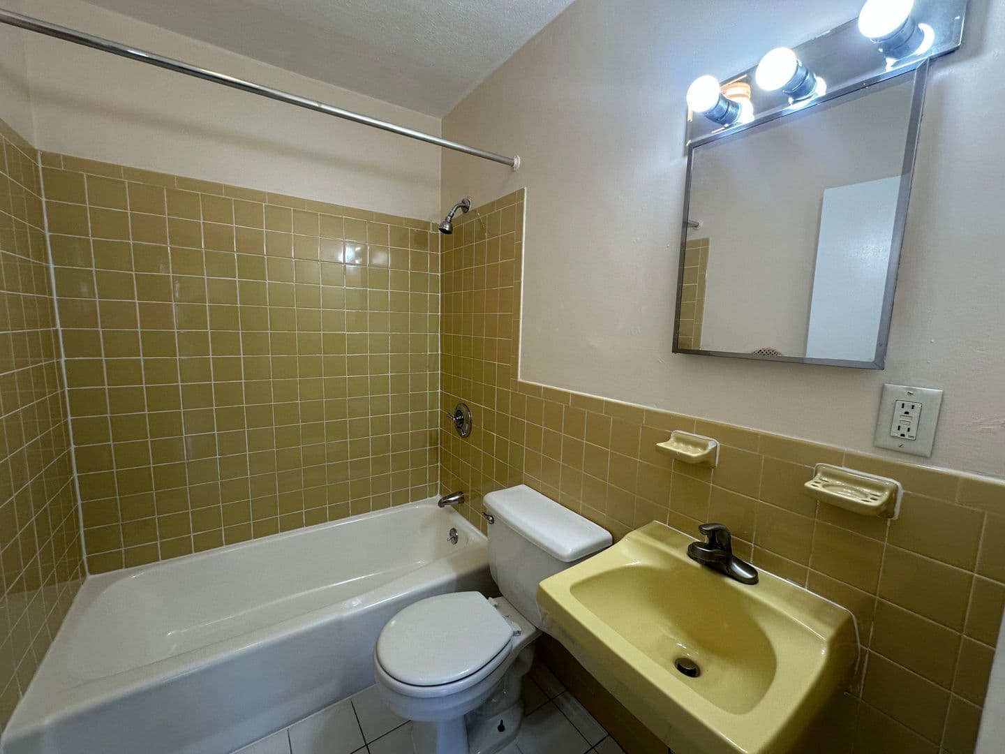 Quincy Apartment: 362 Centre St