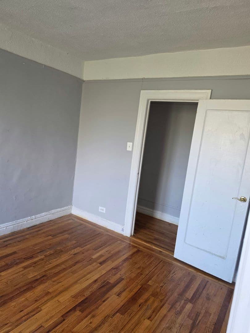 New York Apartment: 15-25-27 Sickles Street