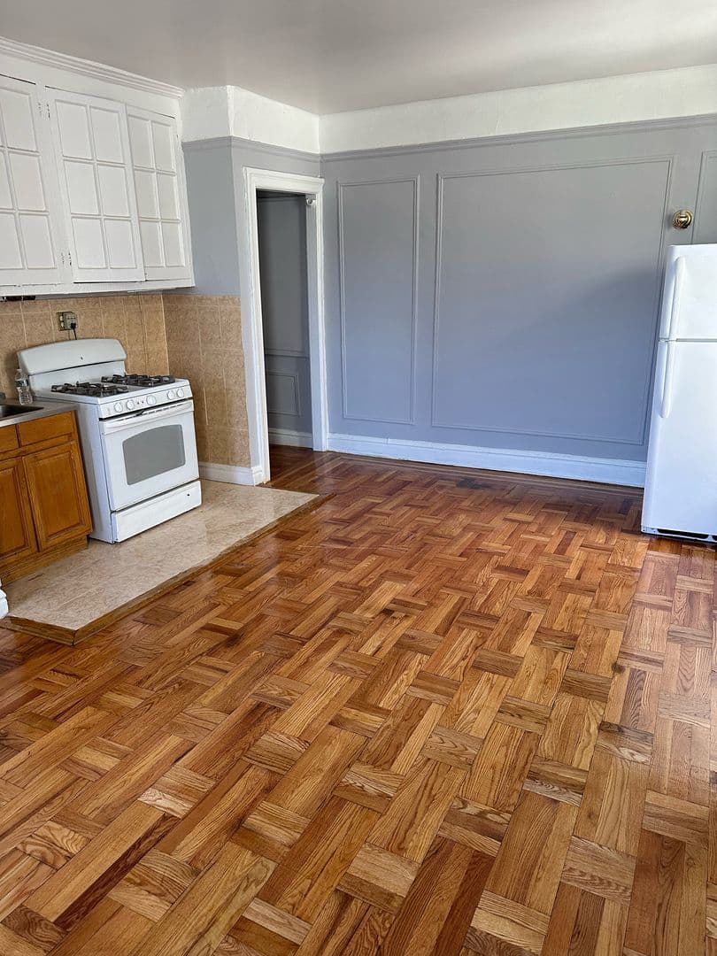 New York Apartment: 15-25-27 Sickles Street