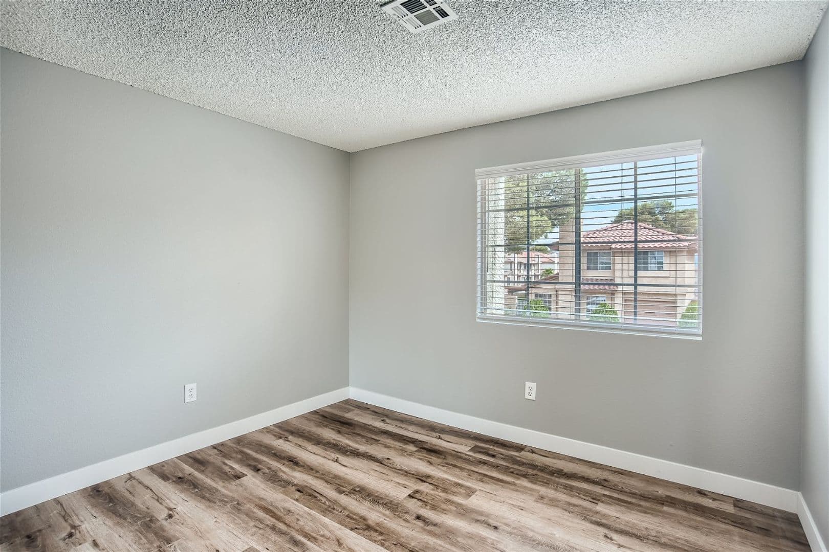 Henderson House: 2910 Currant Ln