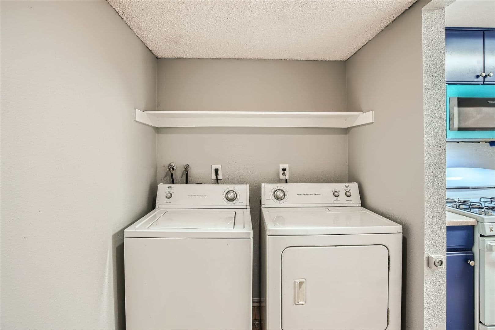 Henderson House: 2910 Currant Ln