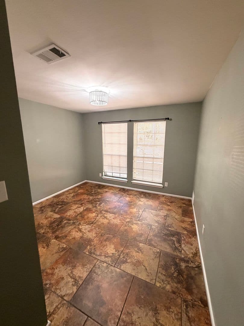 Texarkana House: 10 Clay Avenue