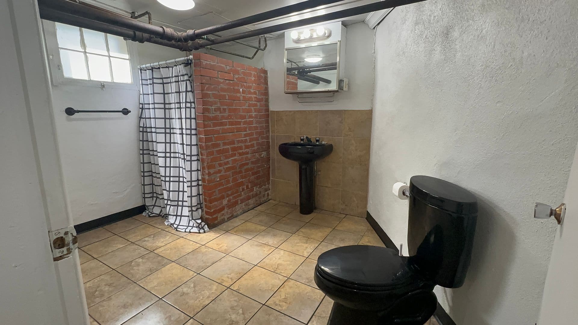 Columbia Apartment: 109 E Stewart Rd