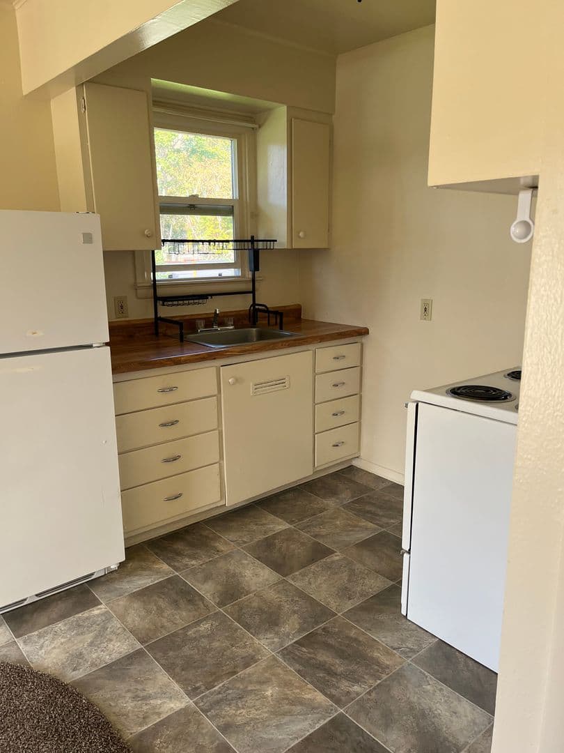 Myrtle Creek House: 407 NE Waite St Apt#1