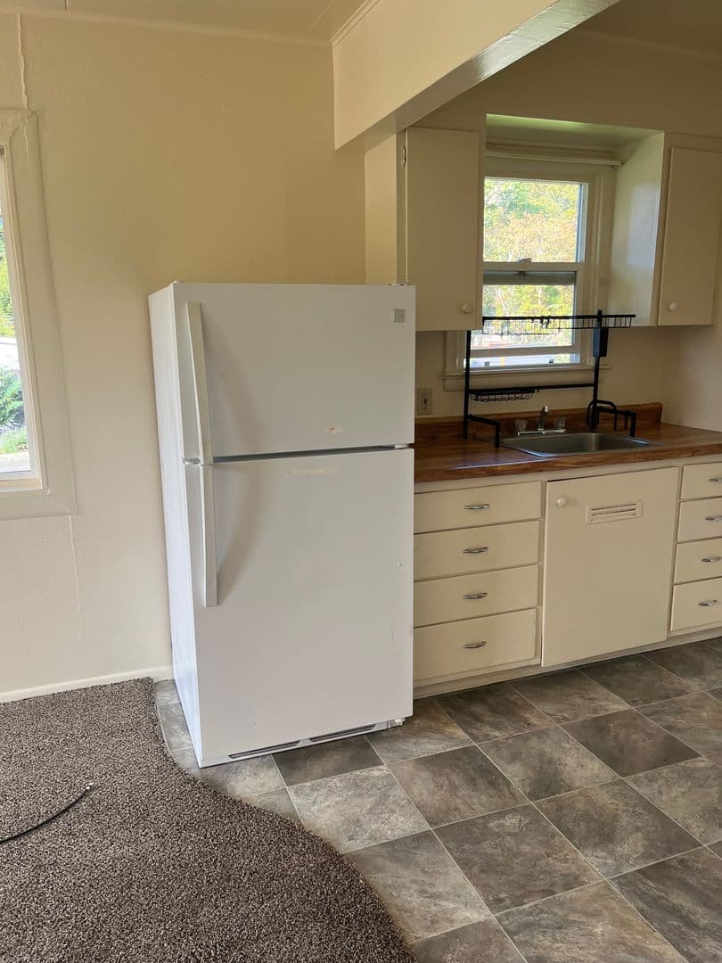Myrtle Creek House: 407 NE Waite St Apt#1