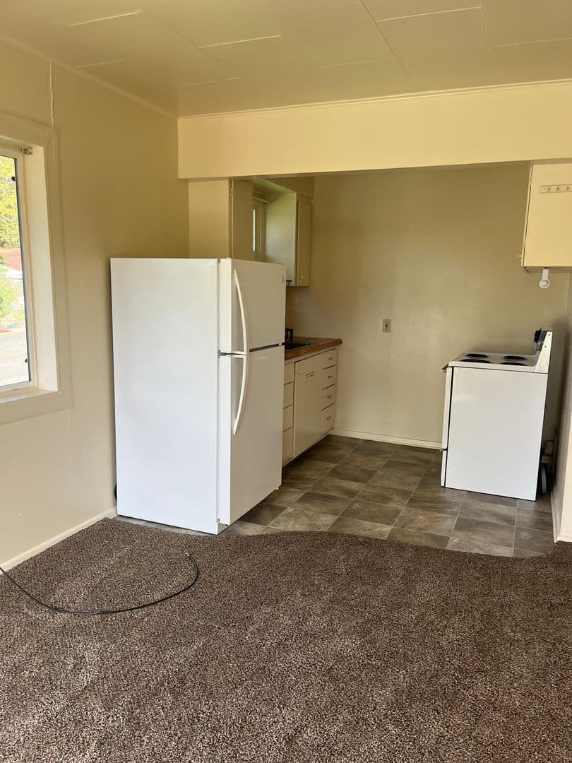 Myrtle Creek House: 407 NE Waite St Apt#1