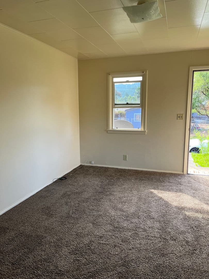 Myrtle Creek House: 407 NE Waite St Apt#1
